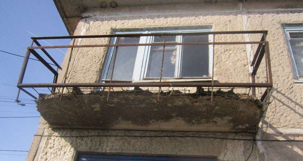 Разрушение балкона вследствие попеременного замораживания и оттаивания