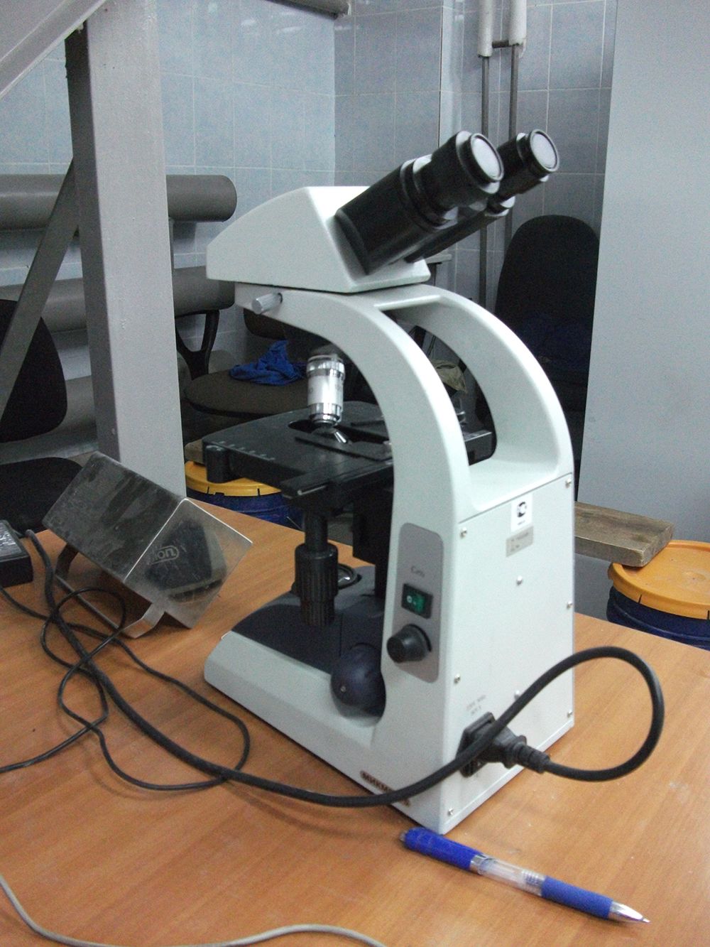 Рис. 4 — Оптический микроскоп для оценки формы зерен кварцевого песка