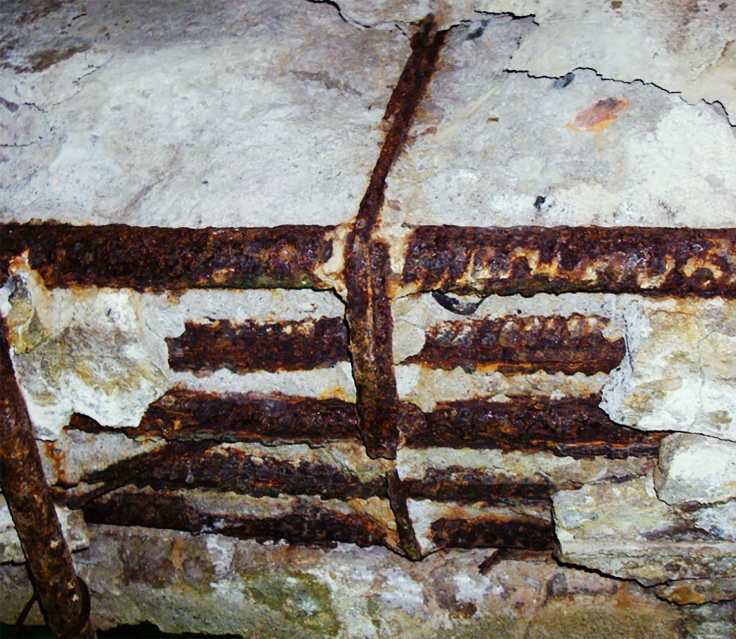 Рисунок 2 — Коррозия арматуры в бетоне
