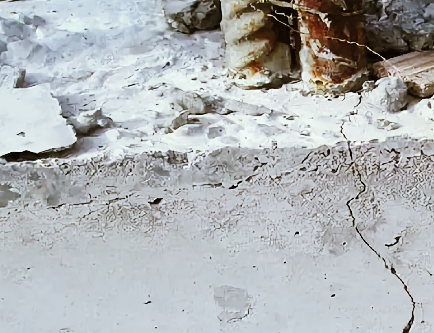 Рисисунок 5 — Трещина, образовавшаяся при перегреве бетона