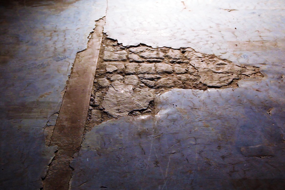 Выбоины и трещины в бетонном полу